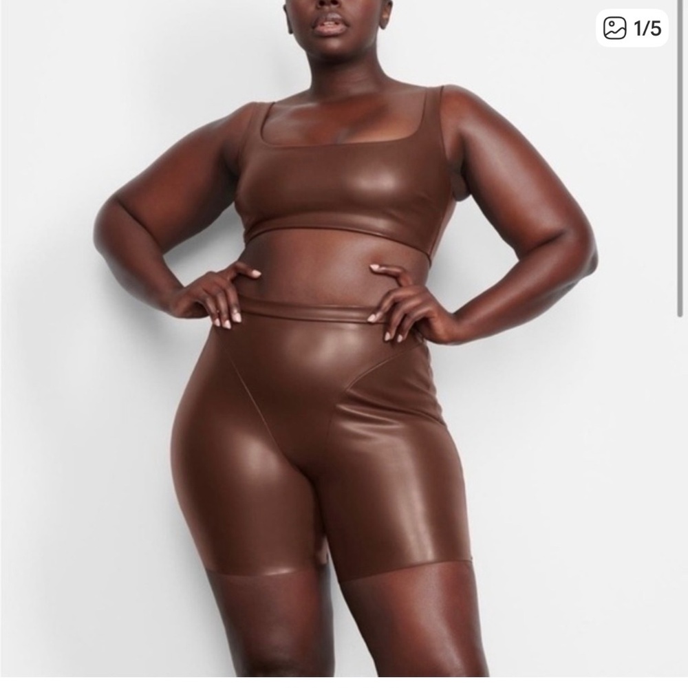 Skims faux leather biker shorts (M) and bralette (L) - set - Cocoa